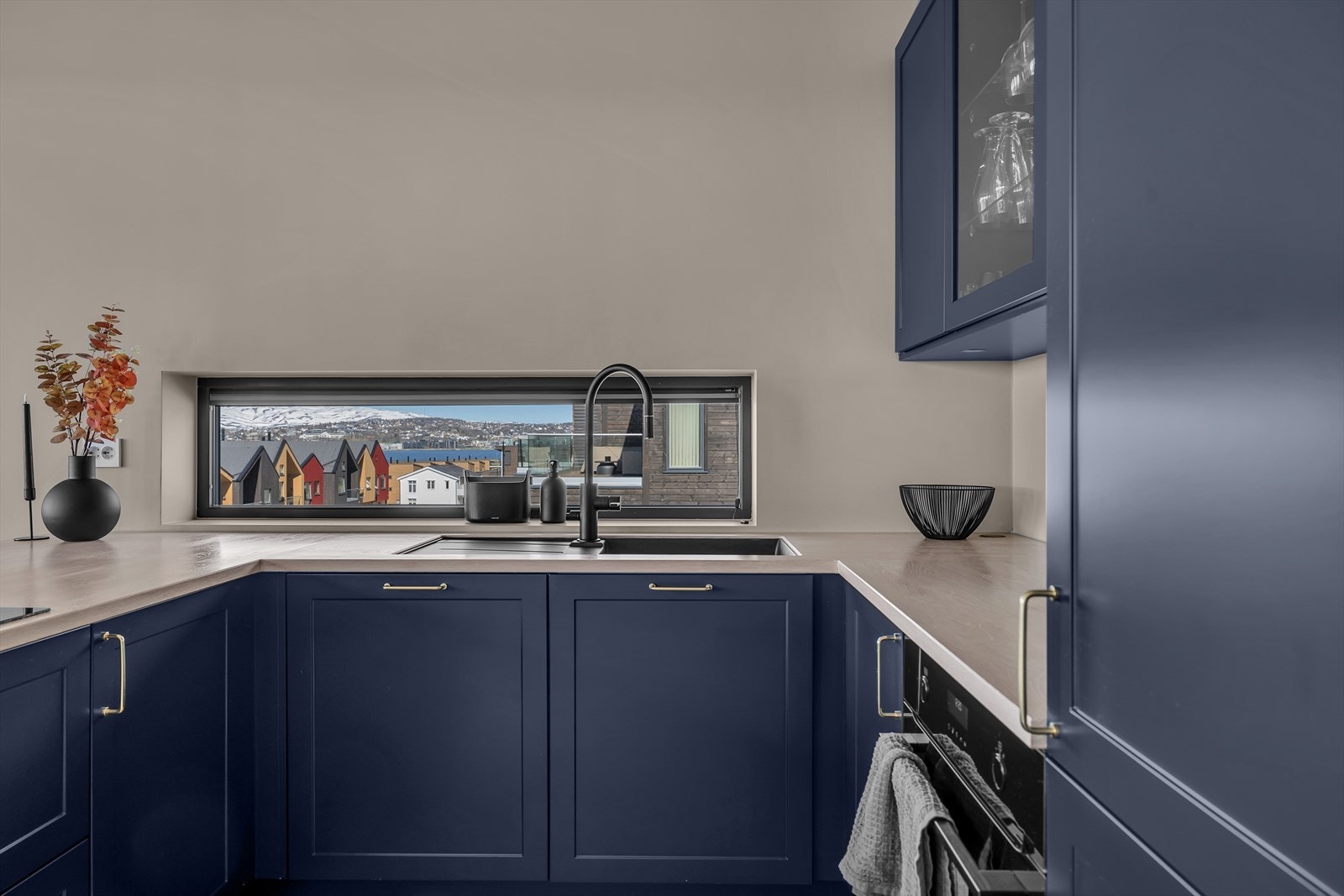 Påkostet kjøkken med svært god benkeplass, skapplass og selvsagt integrerte hvitevarer. Galleribilde