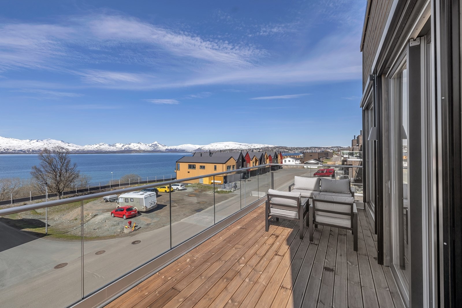 Flott vestvendt balkong med glassrekkverk. Galleribilde