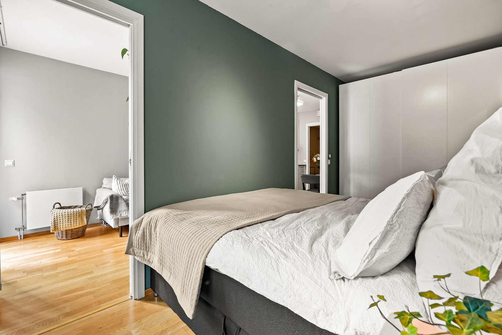 Overflatene er nymalt i et tidsriktig fargevalg og på gulv er det lagt parkett. Galleribilde