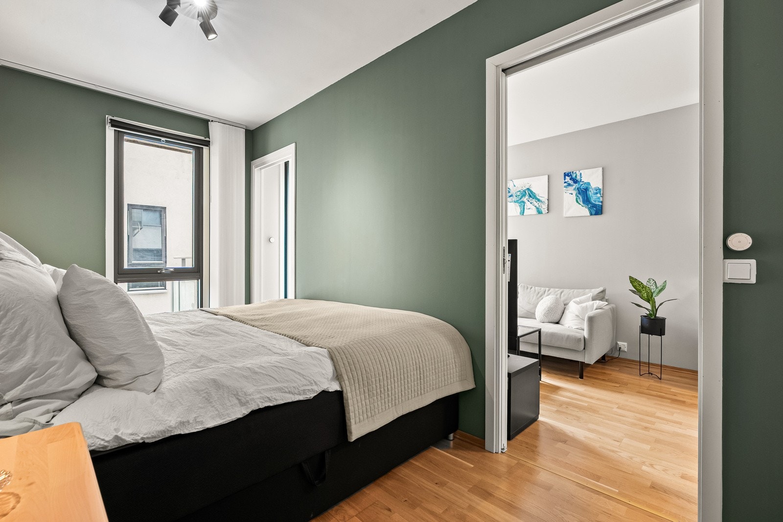 Det er plass til dobbeltseng, nattbord på hver side og garderobeskap. Galleribilde