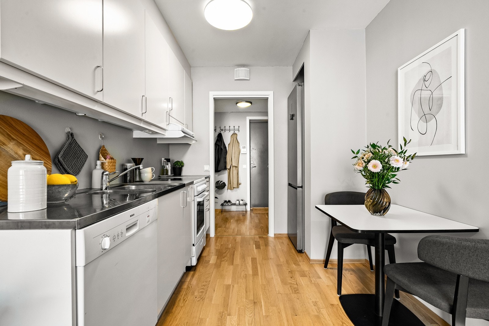 Innredningen har glatte fronter i hvit-utførelse og benkeplate av laminat. Galleribilde