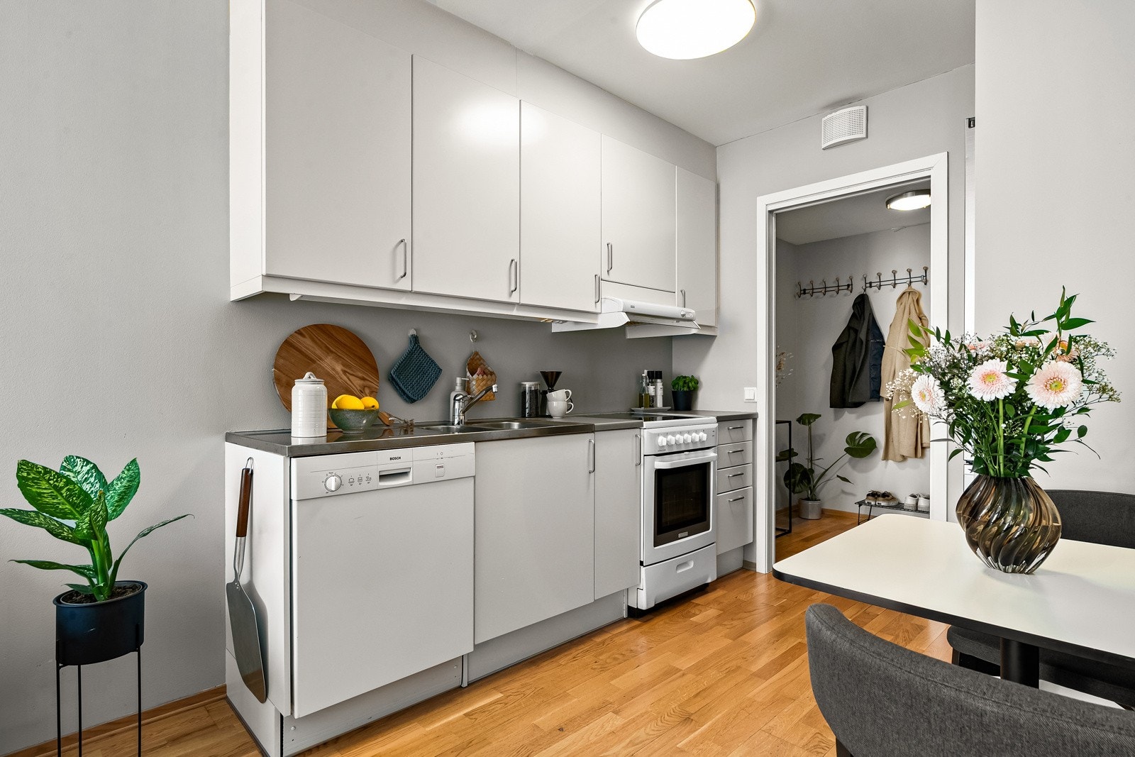 Kjøkkenet har en åpen løsning mot stuen. Galleribilde