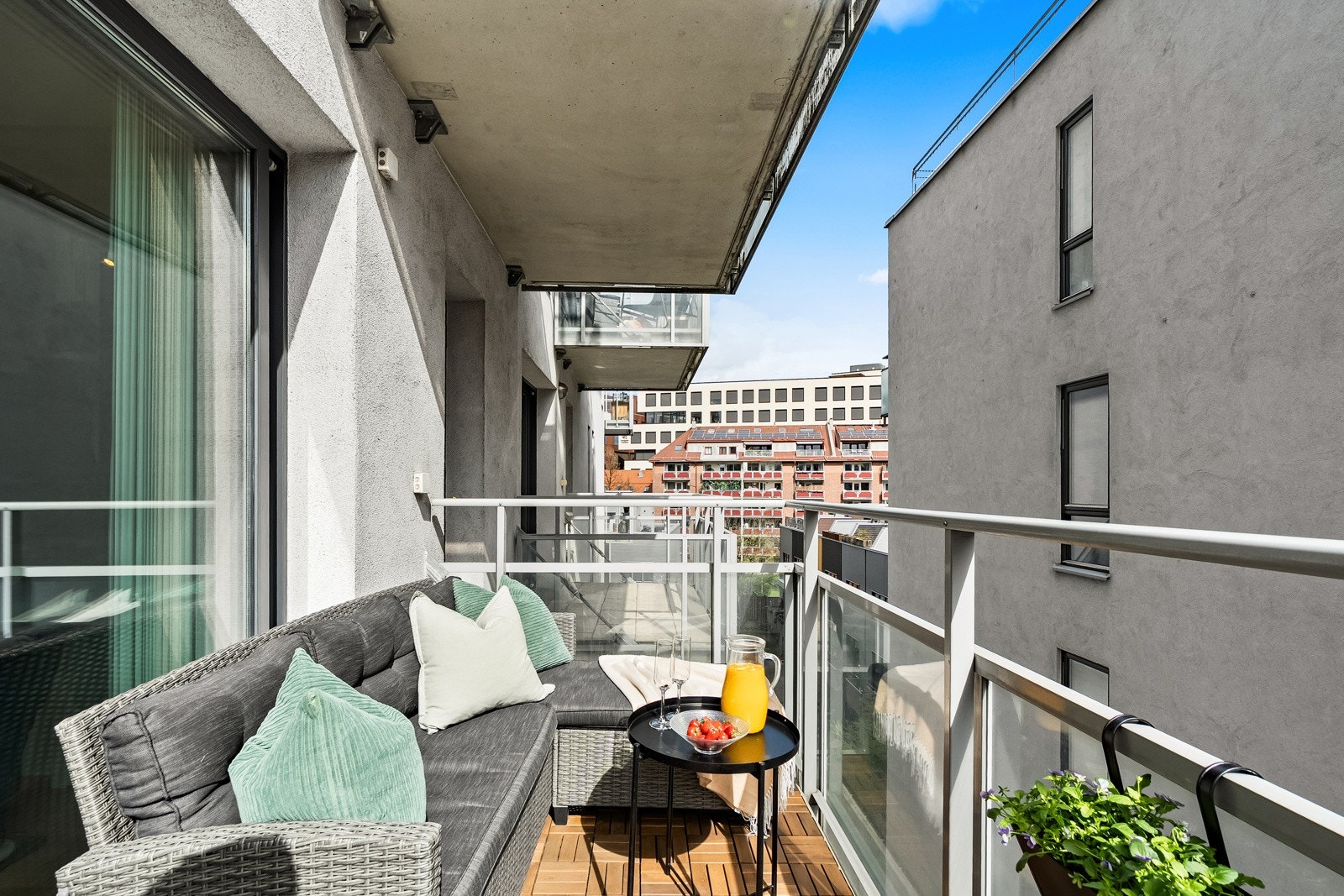 Her er det god plass til utemøblement og beplantning. Galleribilde