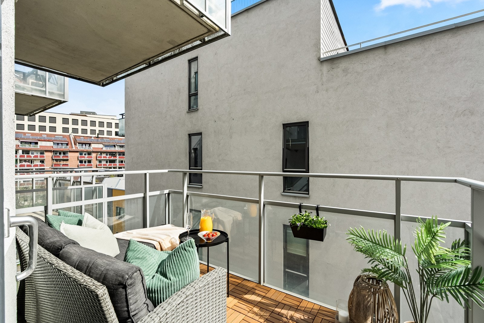 Fra stuen er det utgang til en herlig, sydøst-vendt balkong med på 5 kvm. Galleribilde