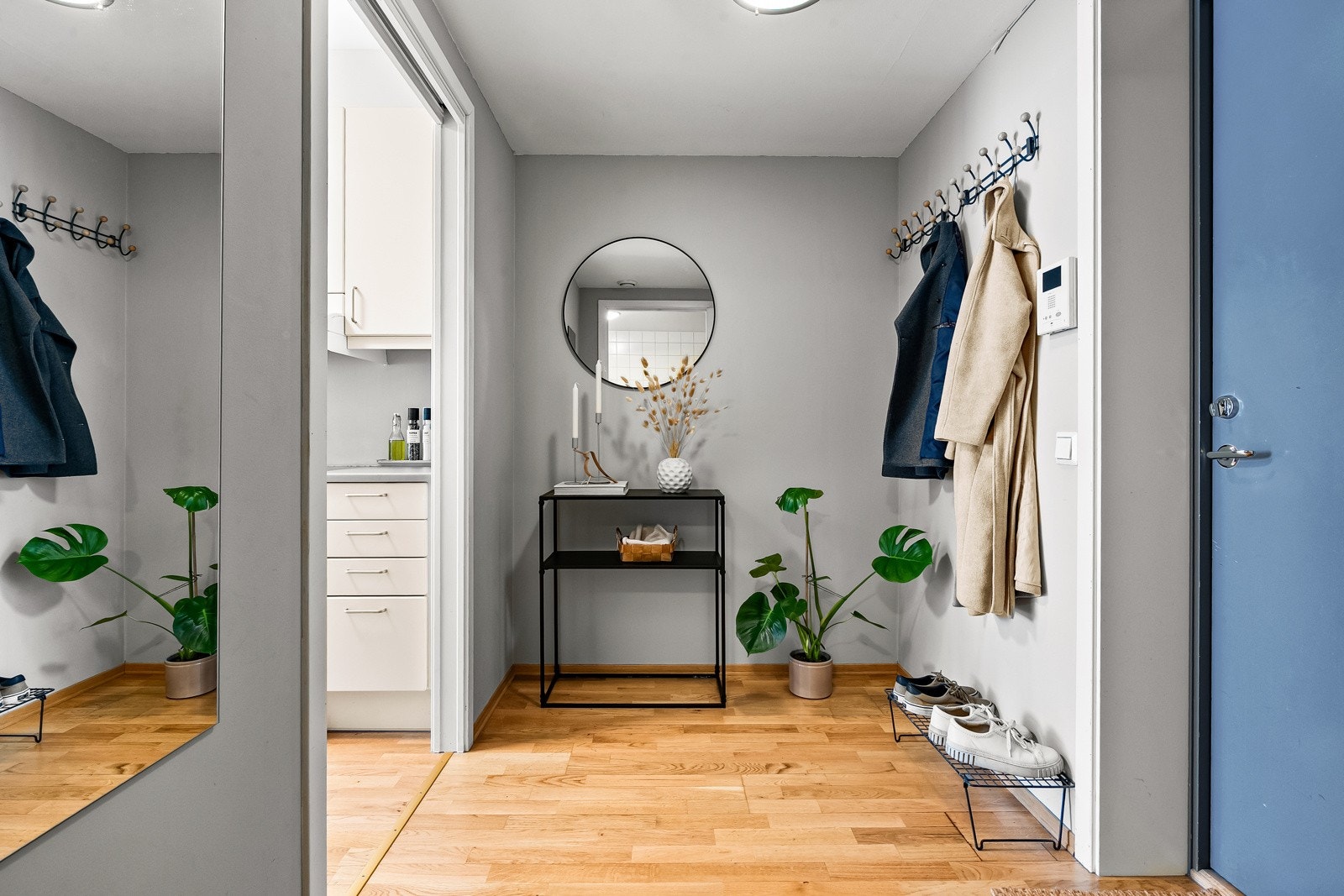 Lys entré med plass til en kommode/skohylle og plass til knagger for å henge av deg yttertøy. Galleribilde