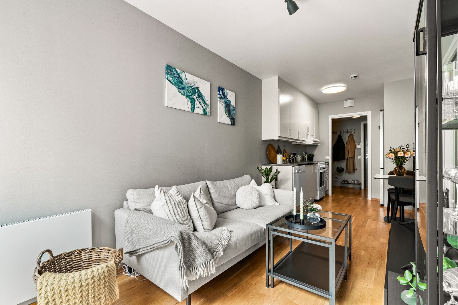 Lys og innbydende stue med store vindusflater som slipper inn rikelig med naturlig lys i boligen. Galleribilde