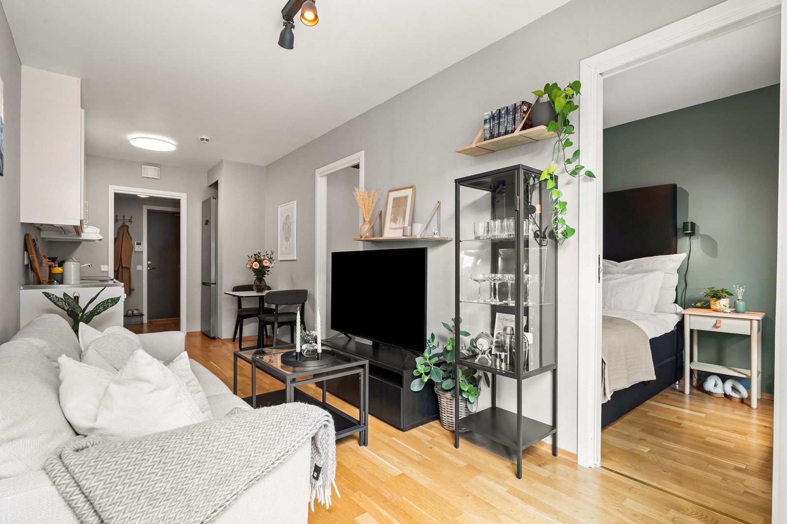 Du har en naturlig plass til både sofagruppe, spisebord og TV med tilhørende møblement. Galleribilde