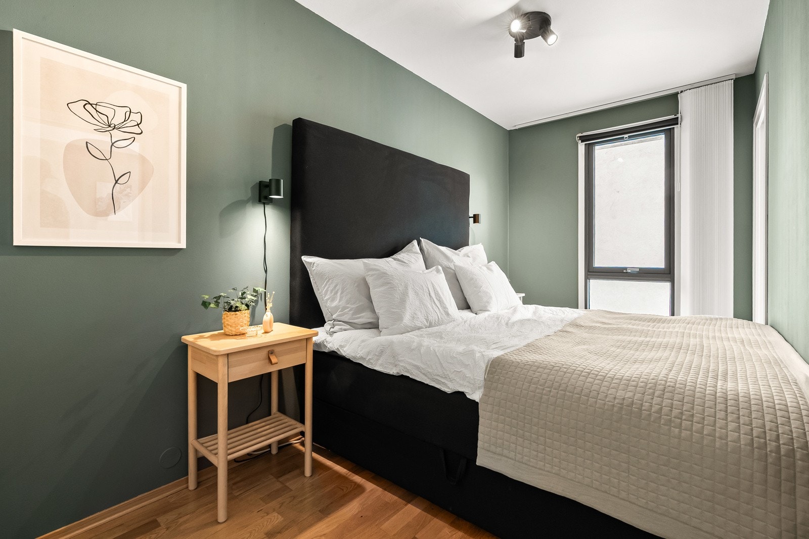 Lunt soverom med store vinduer som slipper inn godt med naturlig lys. Galleribilde