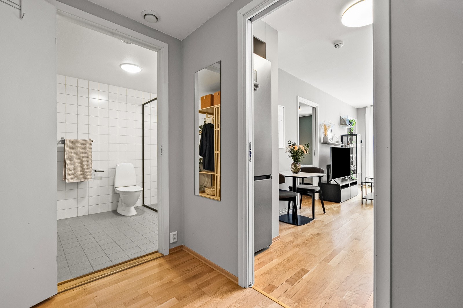 Det er adkomst via felles trappeoppgang med heis. Galleribilde