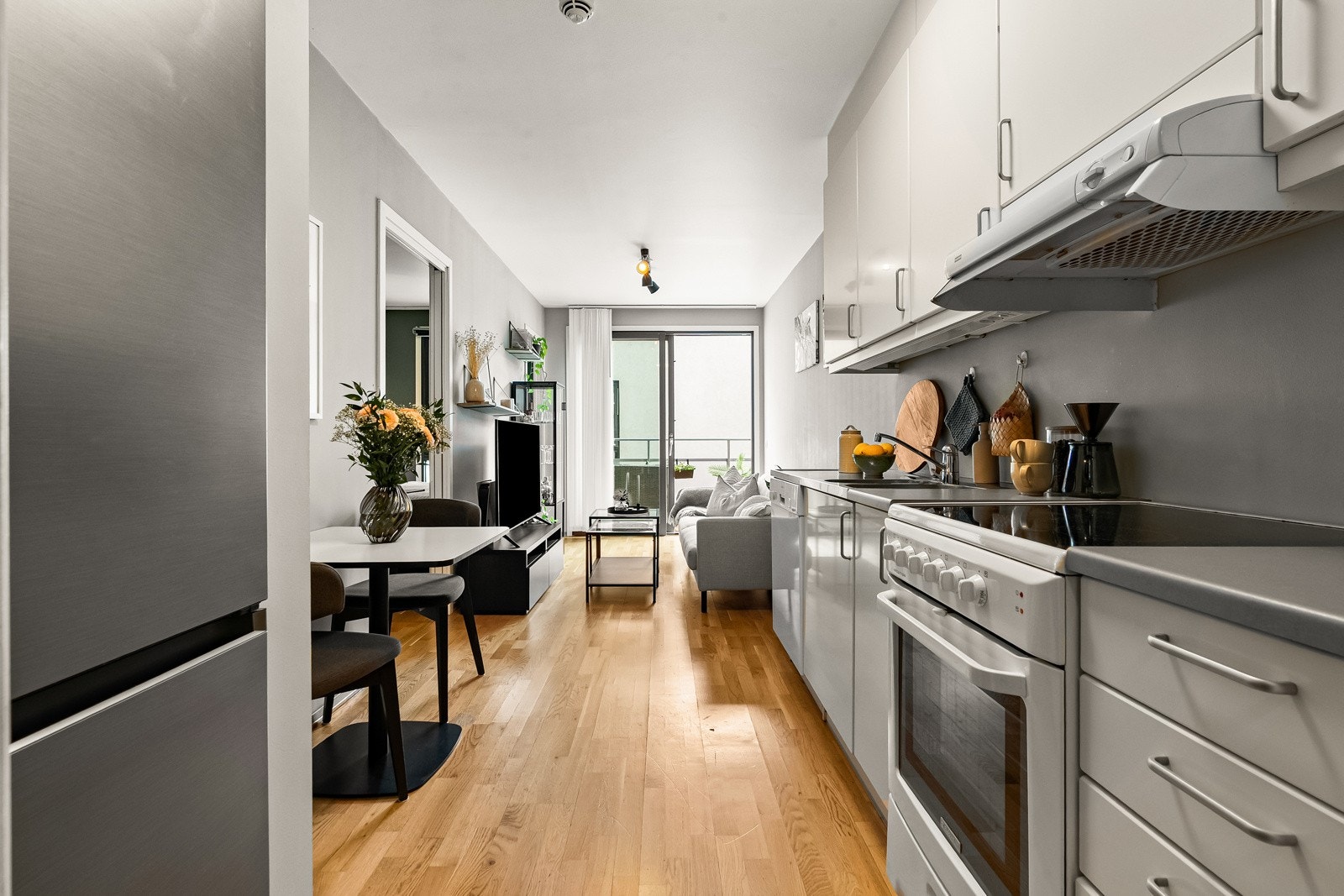 Hvitevarene som komfyr med keramisk platetopp, oppvaskmaskin og kjøleskap med frysedel medfølger handelen. Galleribilde