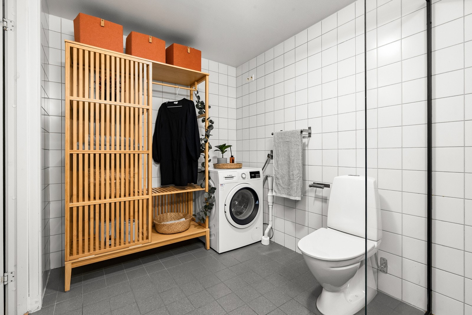 Videre er det opplegg for vaskemaskin, så her har du alt du trenger på baderommet! Galleribilde