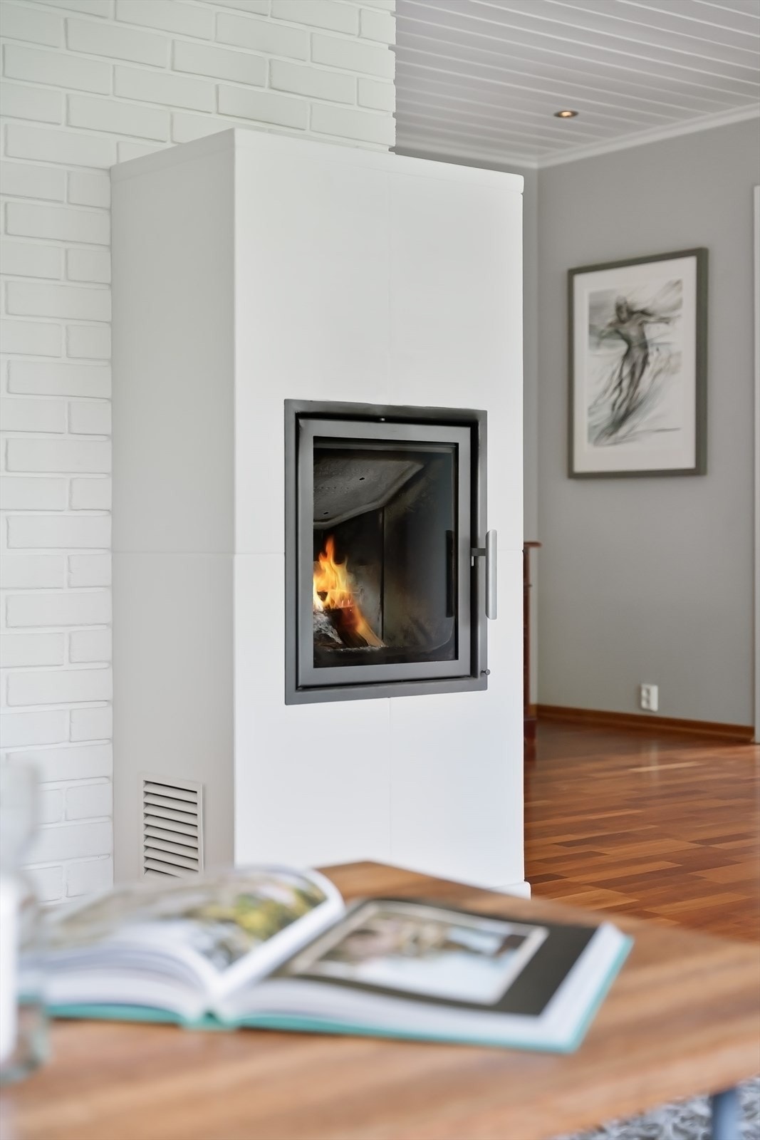 I stuen finner du en koselig peis som gir både varme og hygge Galleribilde