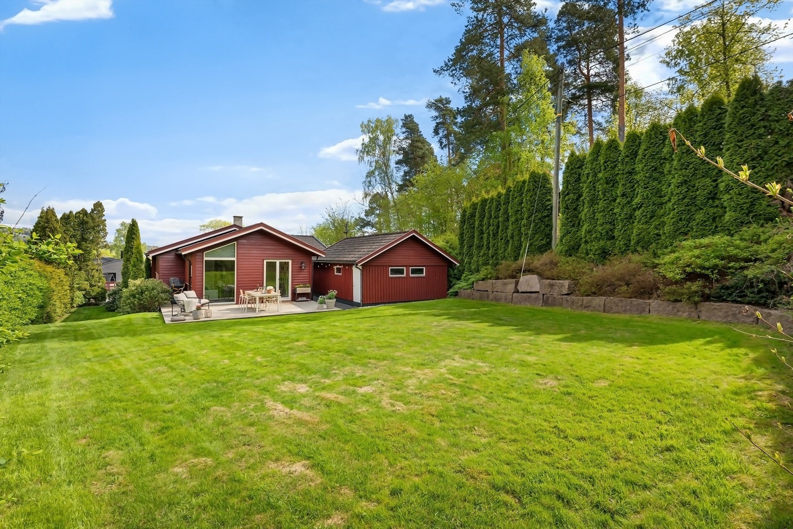 Denne flotte familieboligen har en nydelig, skjermet hage. Tomten er på 1 094 kvm Galleribilde
