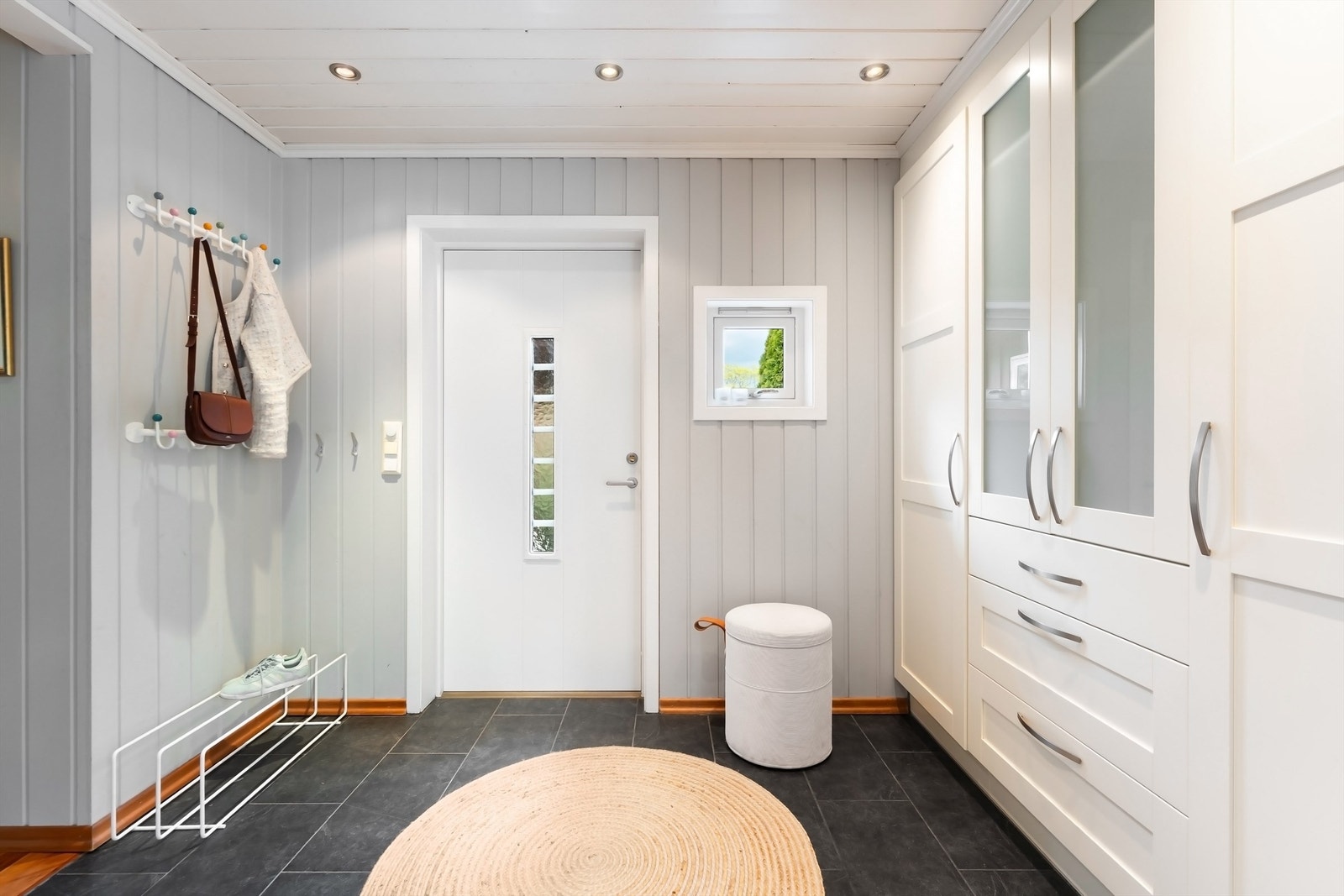 Stor og innbydende entré med downlights og garderobeskap med god plass for yttertøy og sko Galleribilde
