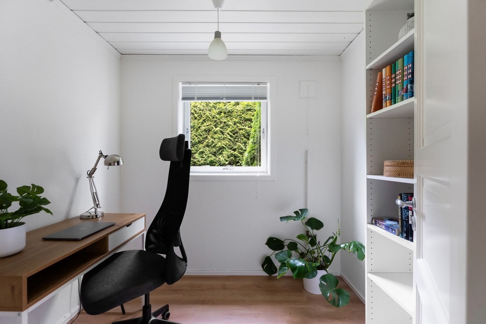 Rom innredet som kontor Galleribilde