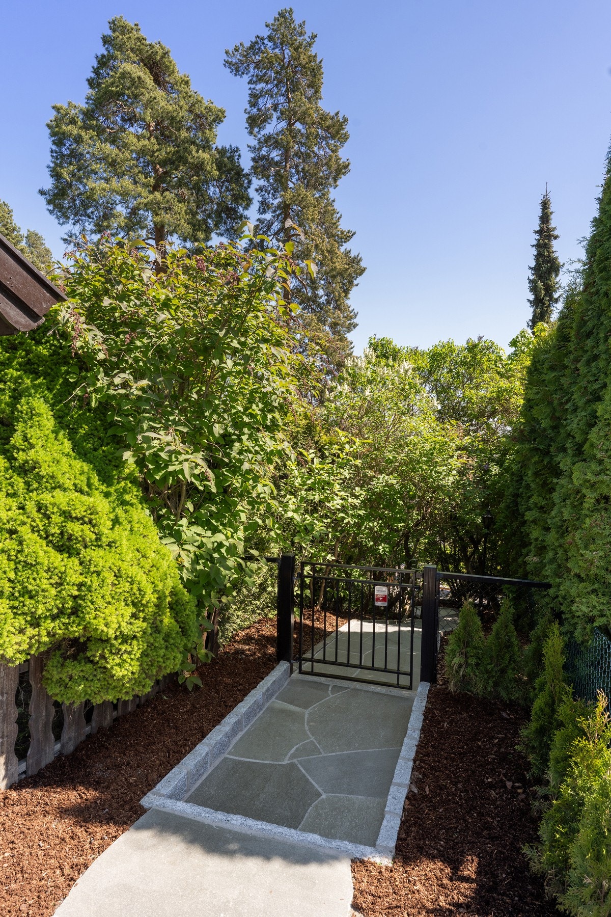 Eiendommen har privat skifertrapp fra Tjernsrudveien. Galleribilde