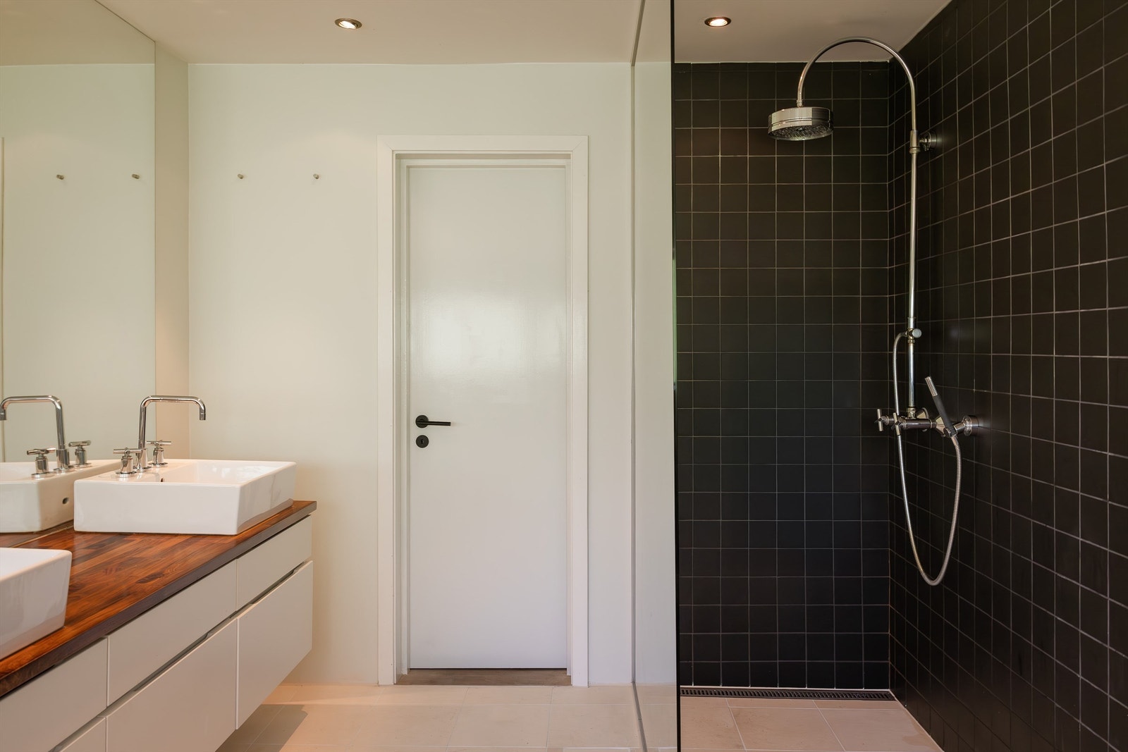 Badet har både dusj og badekar Galleribilde