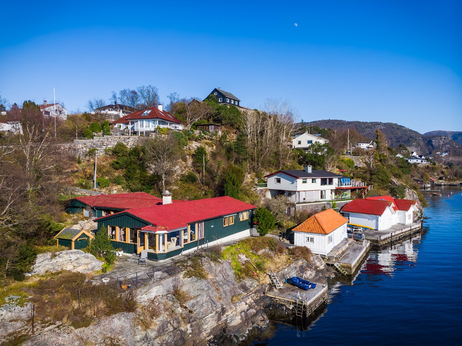 VELKOMMEN TIL ØVRE VÅGANESET 22 - EN SJELDEN MULIGHET TIL Å SKAFFE SEG EN FLOTT BELIGGENDE SJØEIENDOM MED CA. 42 METER STRANDLINJE Galleribilde