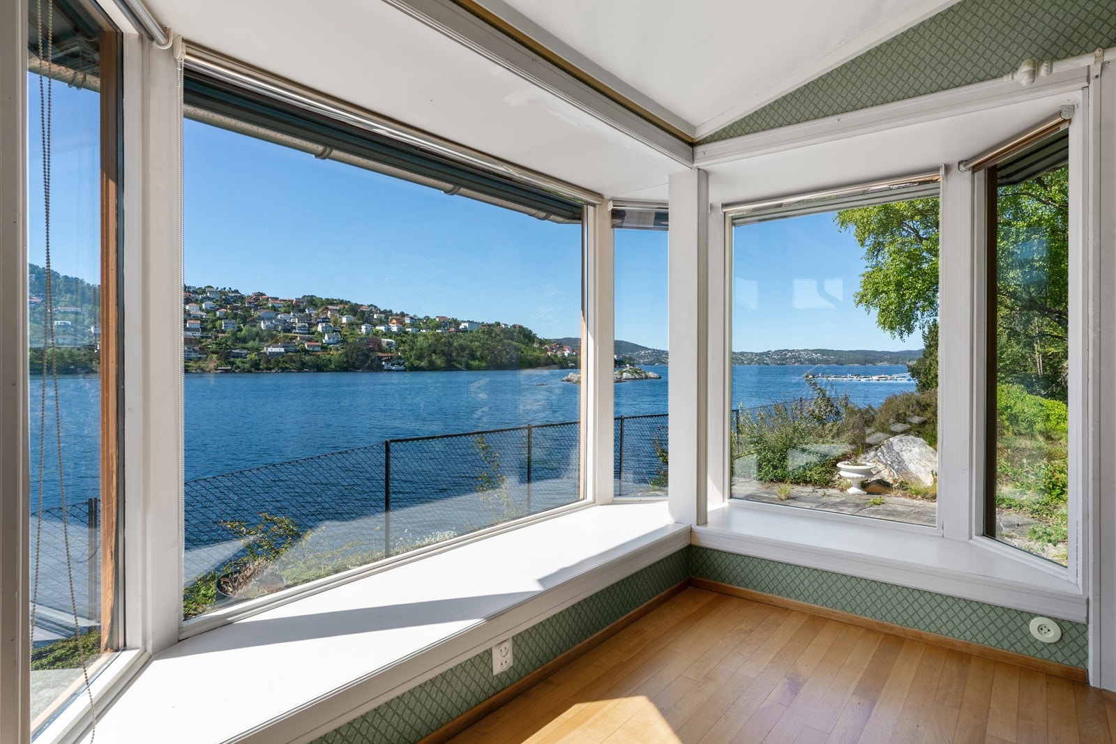 Fra stuen er det nydelig utsikt mot Eidsvågen og Byfjorden Galleribilde