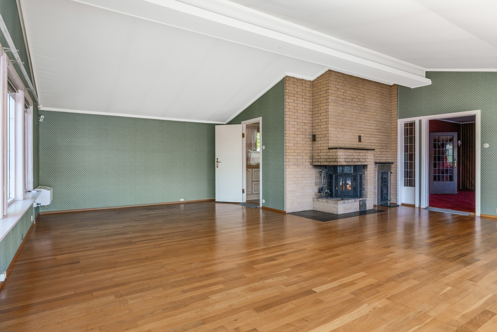 Sor og romslig stue med murt peis Galleribilde