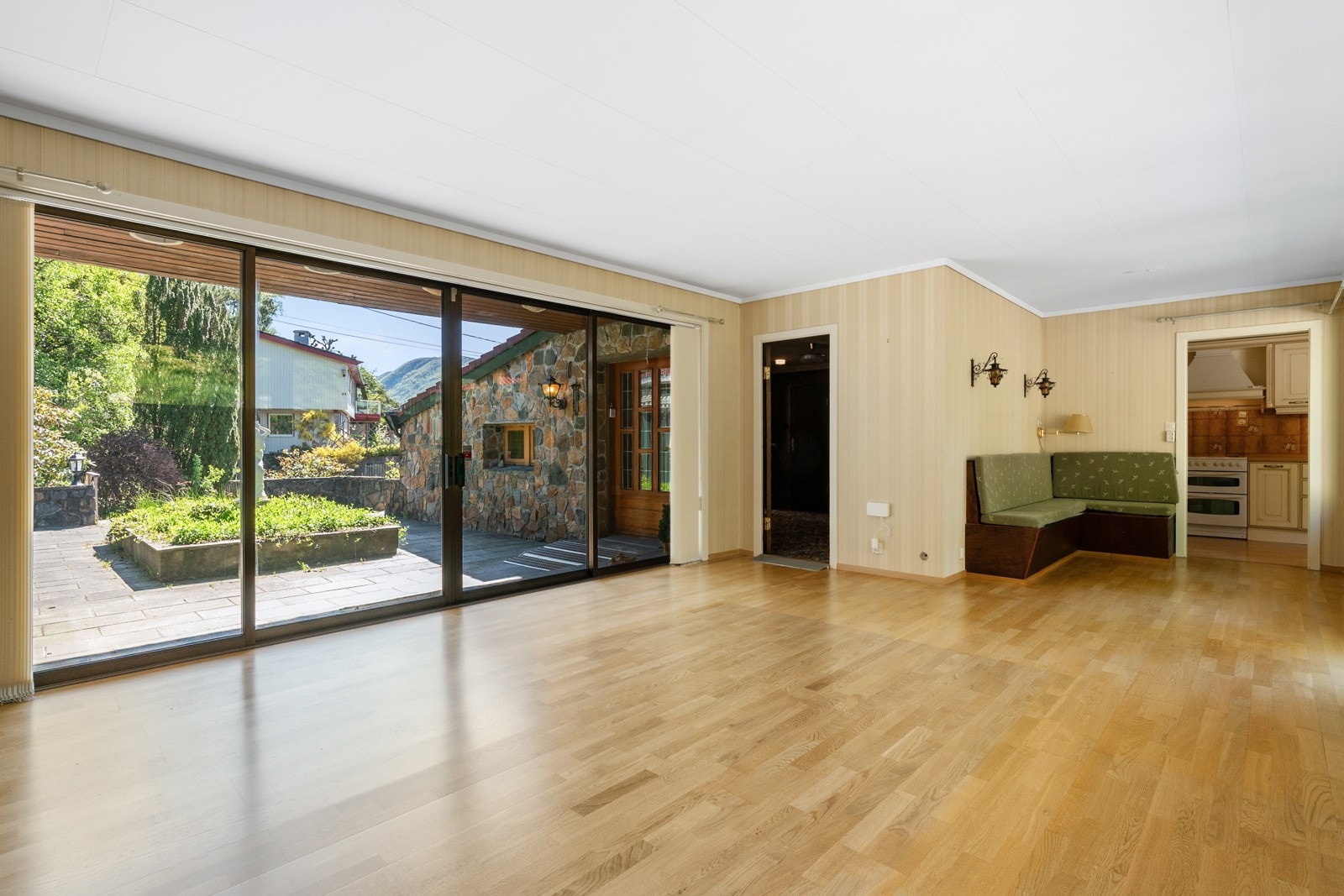 TV-stue med utgang til hagen Galleribilde