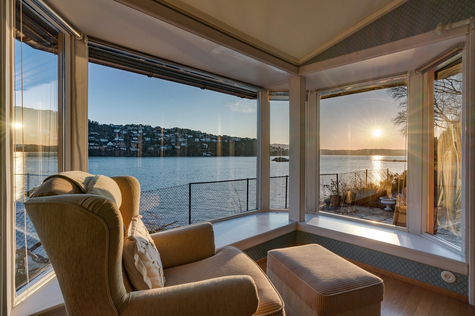 Inne fra stuen kan du sitte å nyte solnedgangen Galleribilde