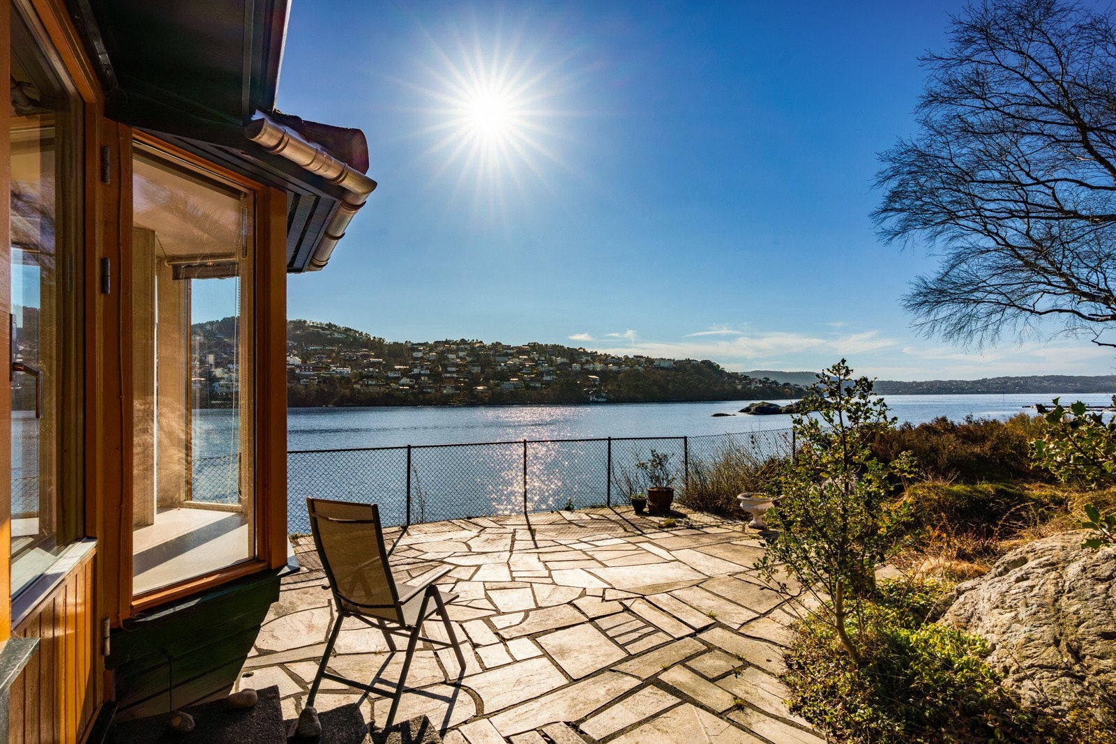Usjenert solrik terrasse med flott utsikt over Eidsvågen og Byfjorden Galleribilde