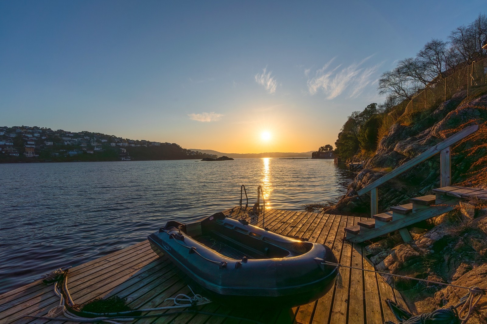 Utsikt til nydelig solnedgang fra kaien Galleribilde