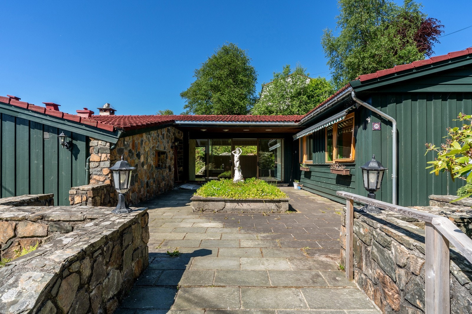 Inngangsparti - statuen på bildet medfølger ikke handelen Galleribilde