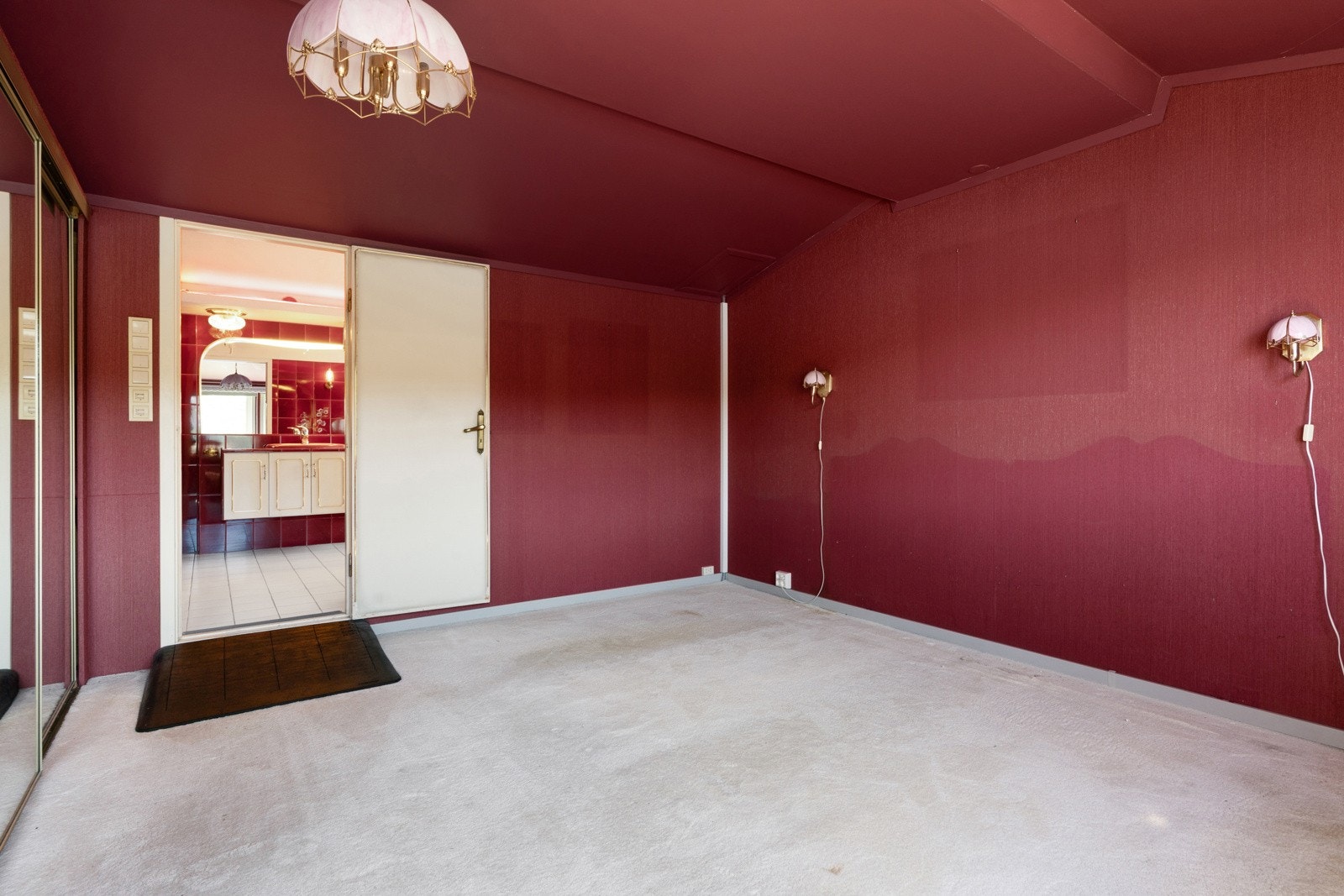 Dør til badet i fra soverom Galleribilde