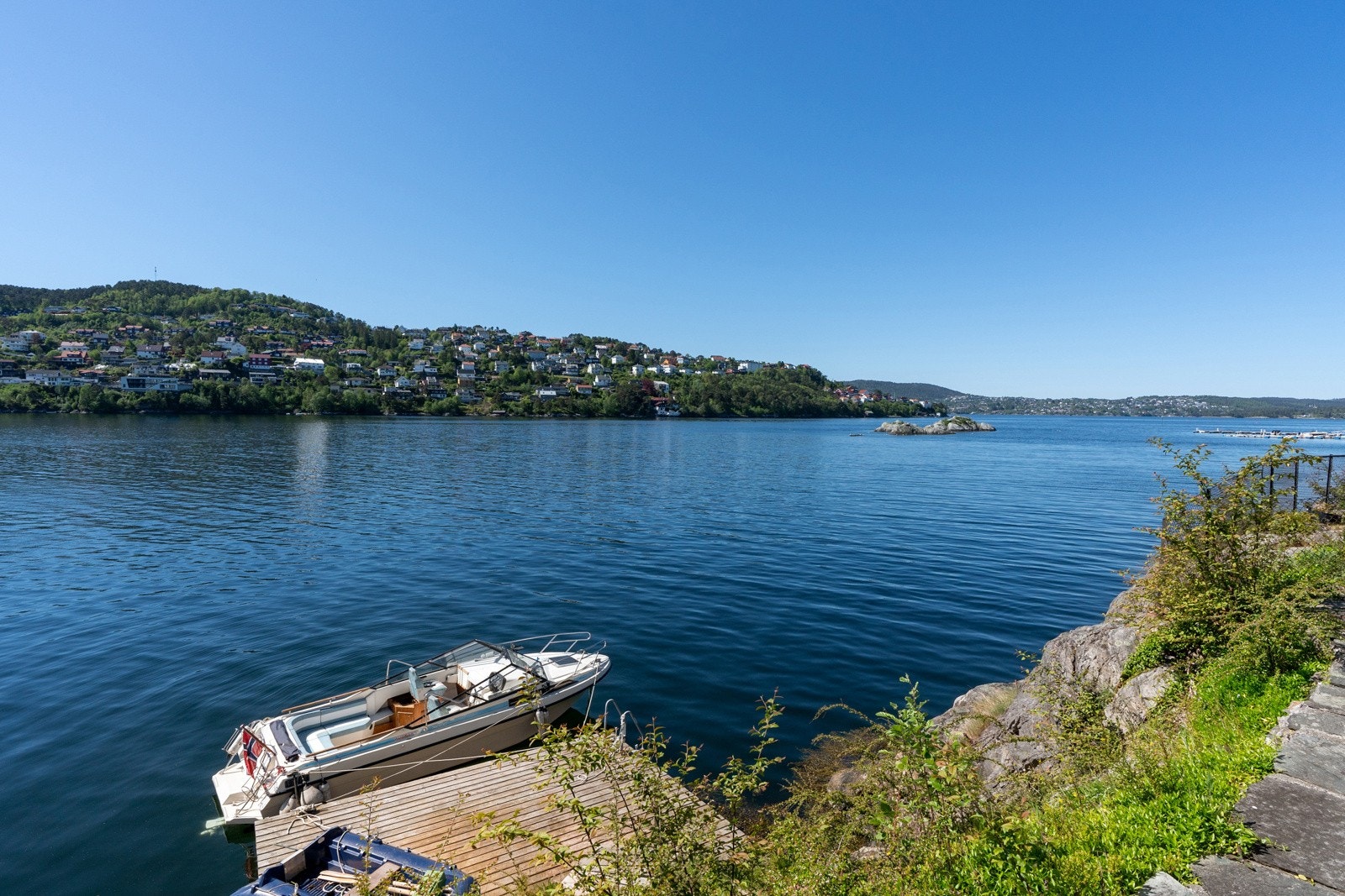 Det er god dybde for å ha båt liggende. Galleribilde
