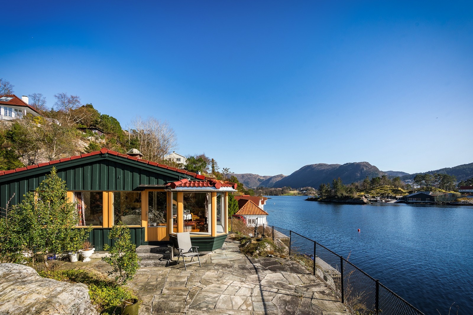 Flott usjenert terrasse med utsikt over sjøen Galleribilde