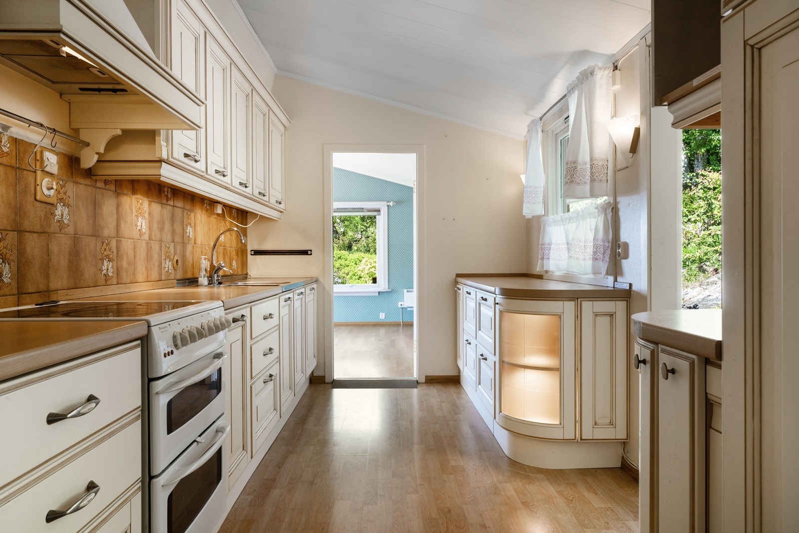 Fra kjøkken er det direkte tilkomst til stuen Galleribilde