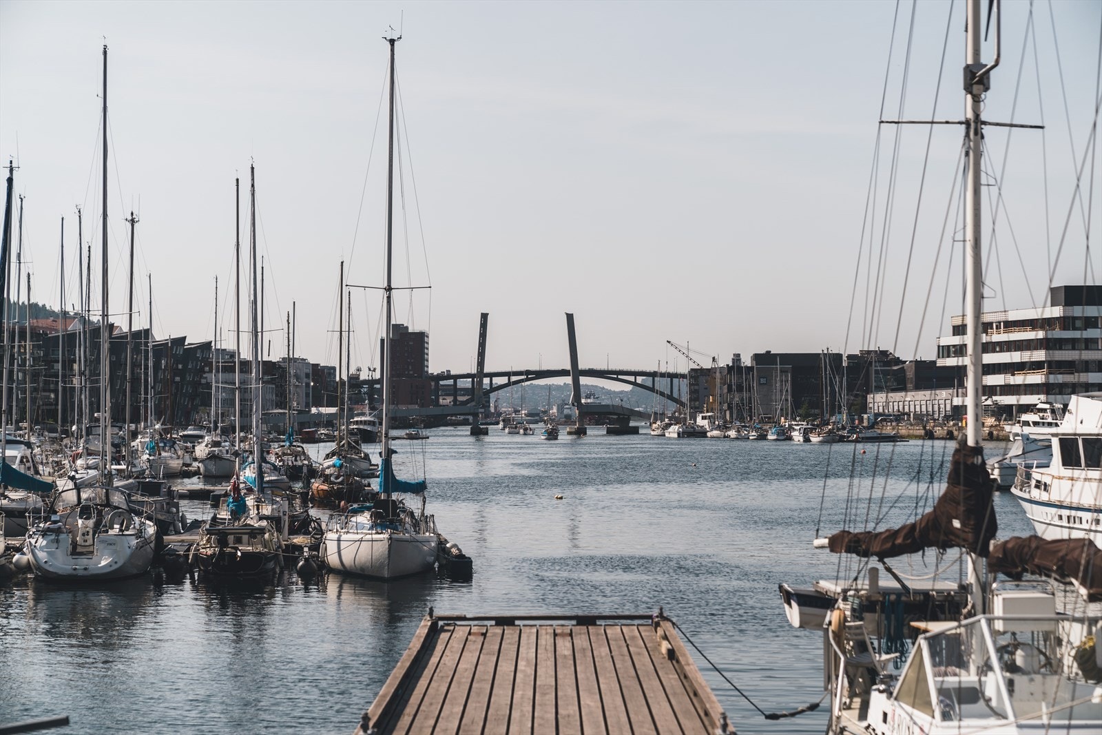 Vakre solnedganger og det maritime livet kan nytes på Møhlenpris blant restauranter og cafe´er. Galleribilde
