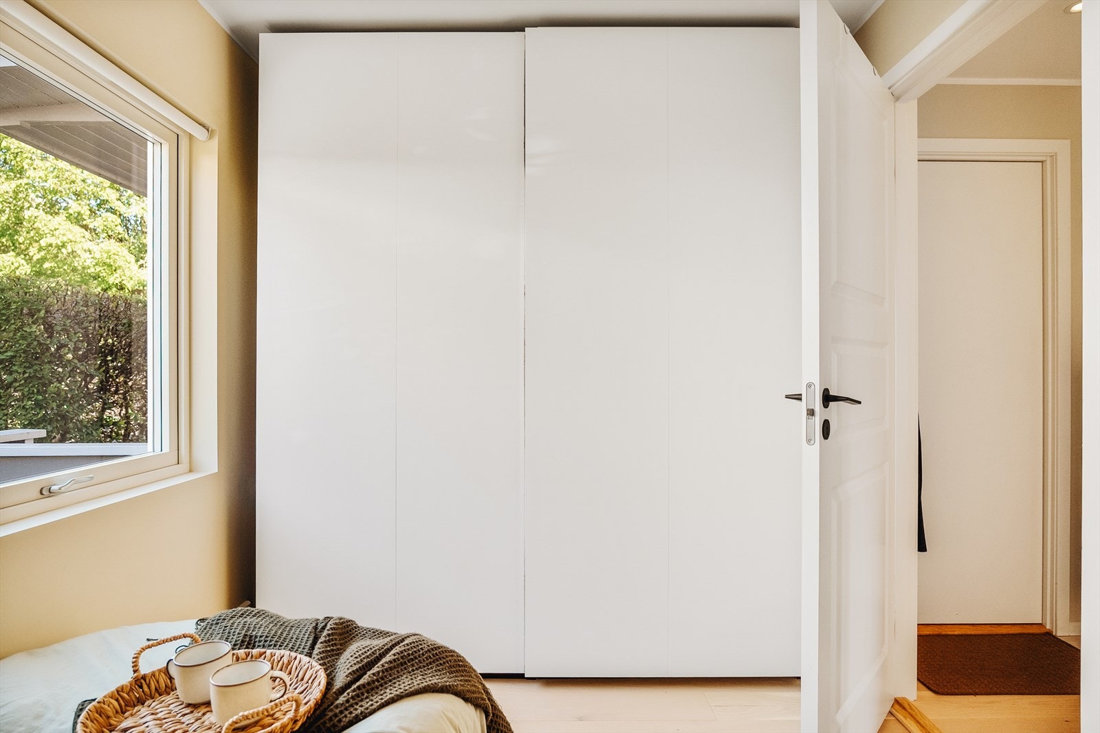 Stor garderobe som kan medfølge handelen om ønskelig. I tillegg har man ekstern bod i kjeller på 3,5m². Galleribilde
