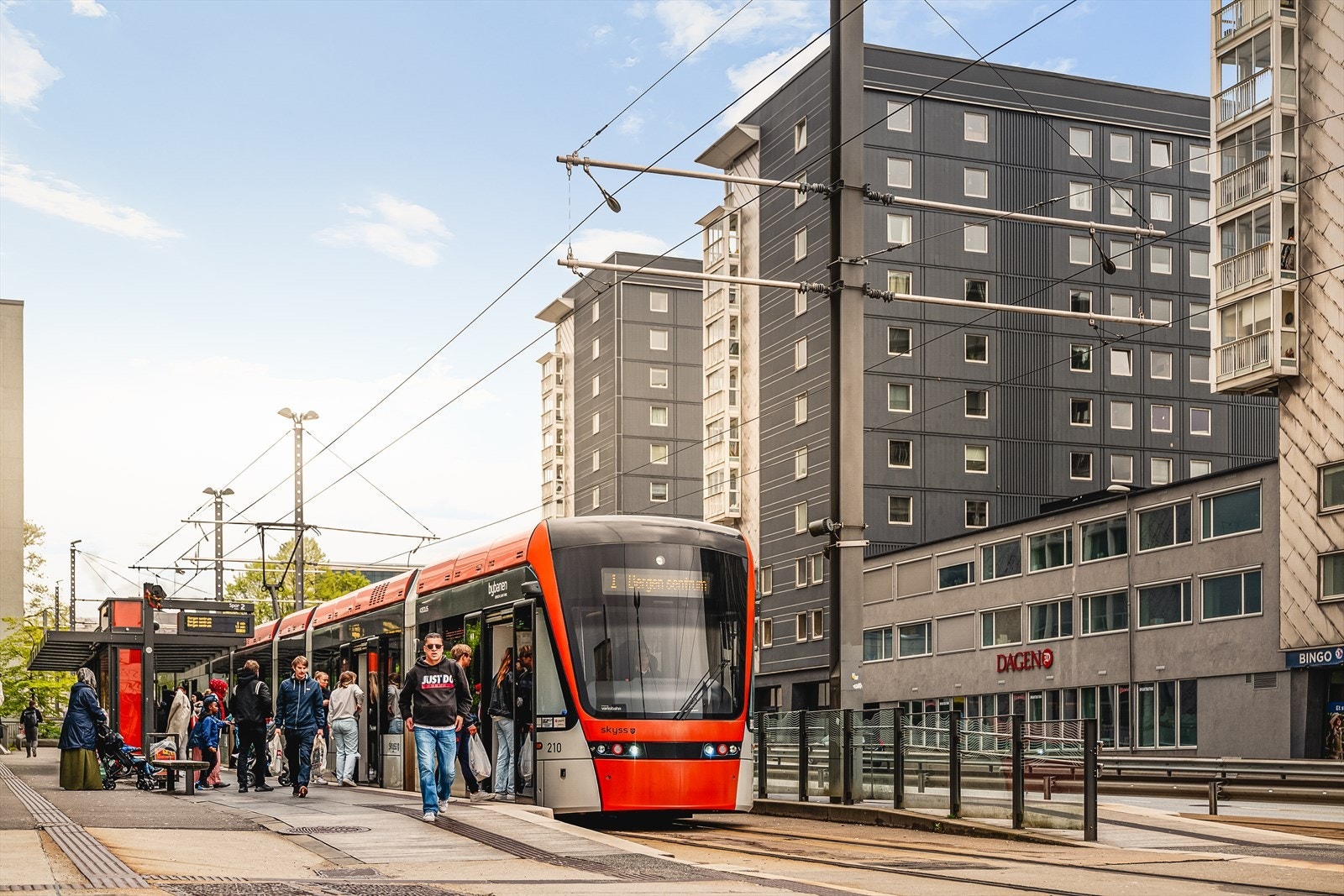 Bybanen, med hyppige avganger mot sentrum og Flesland flyplass, er kun 10 minutters gange fra leiligheten. Galleribilde