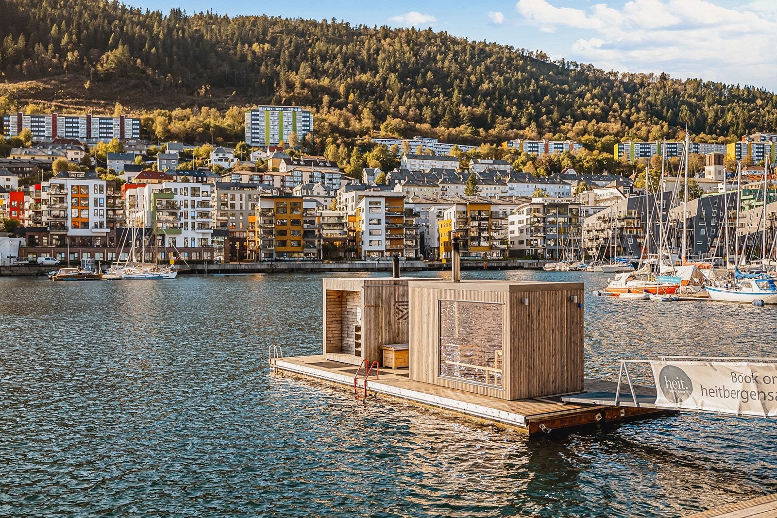 Nærområdet byr på flere aktiviteter og opplevelser, blant annet Heit Bergen Sauna - superpopulært på vinteren som på sommeren. Galleribilde