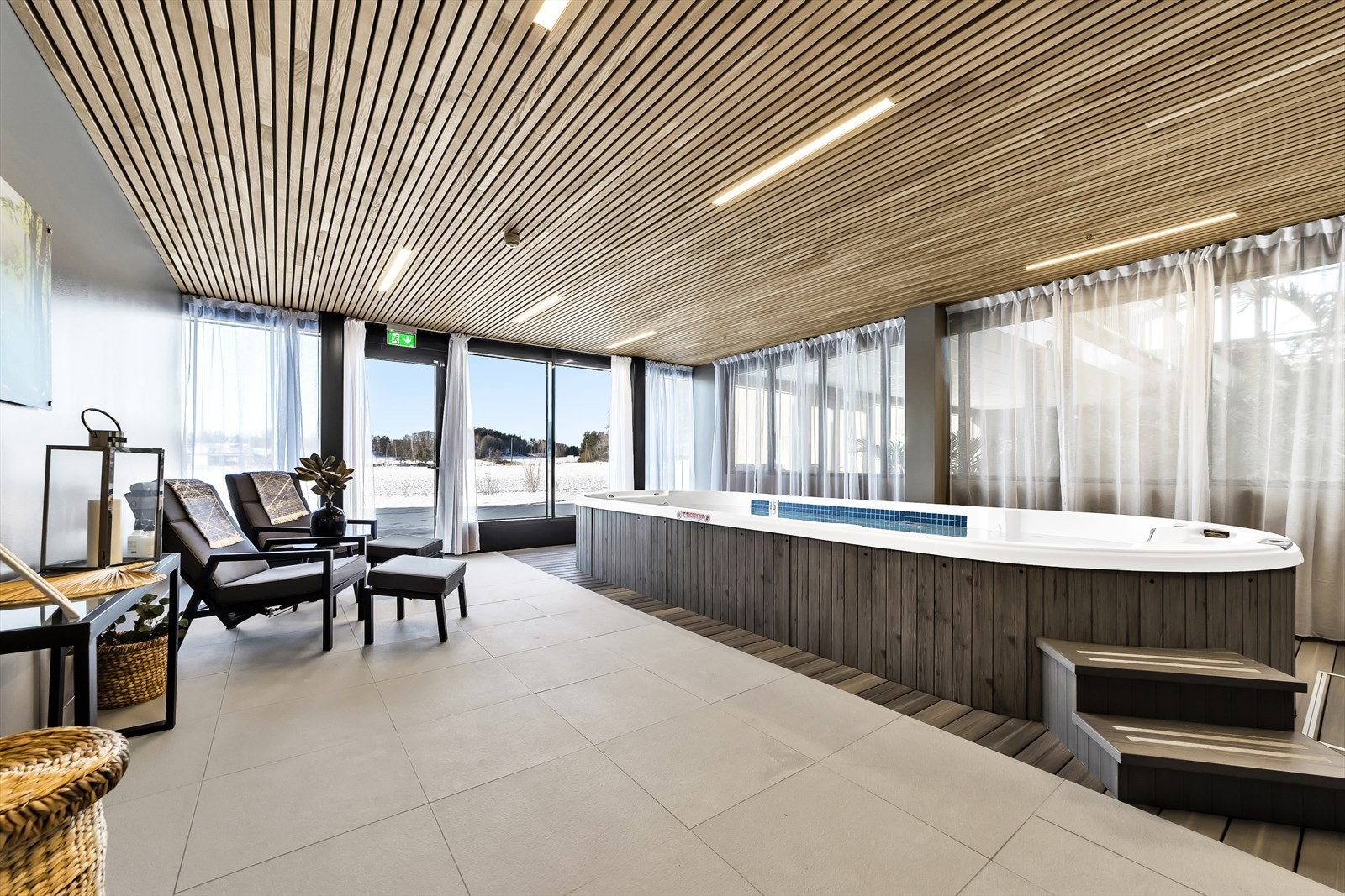 Basseng og avslapningsområde for beboerne. Galleribilde