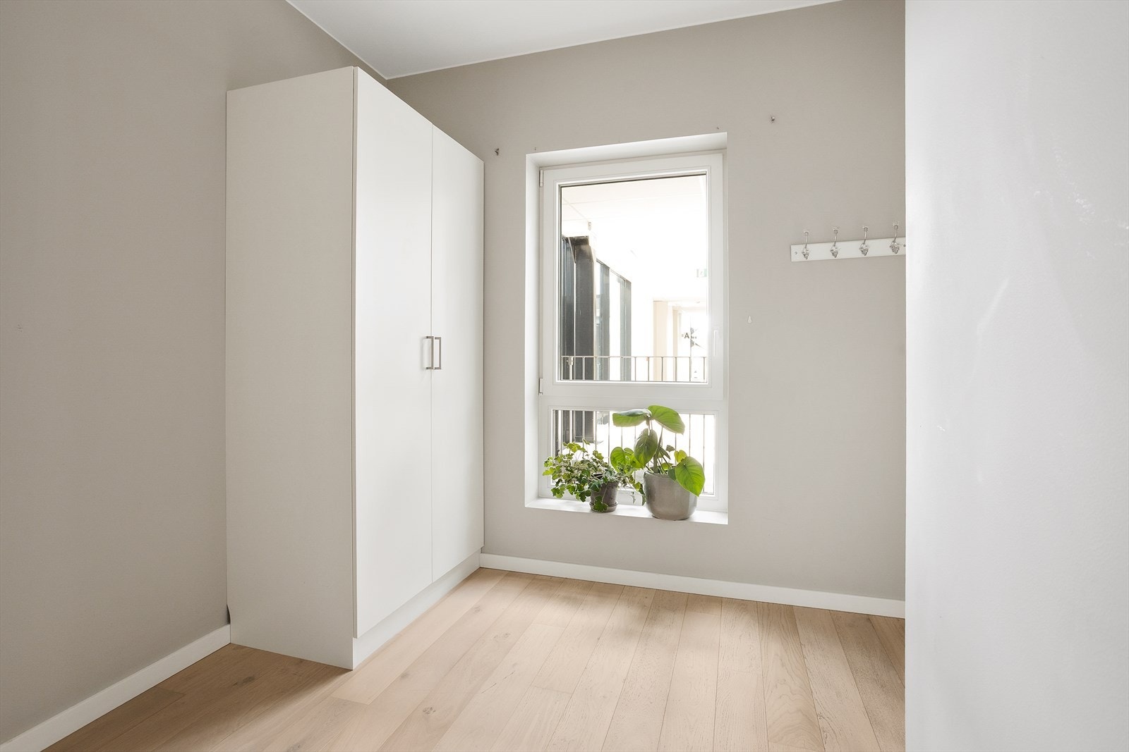 Det andre soverommet er også romslig. Garderobeskap også her. Galleribilde