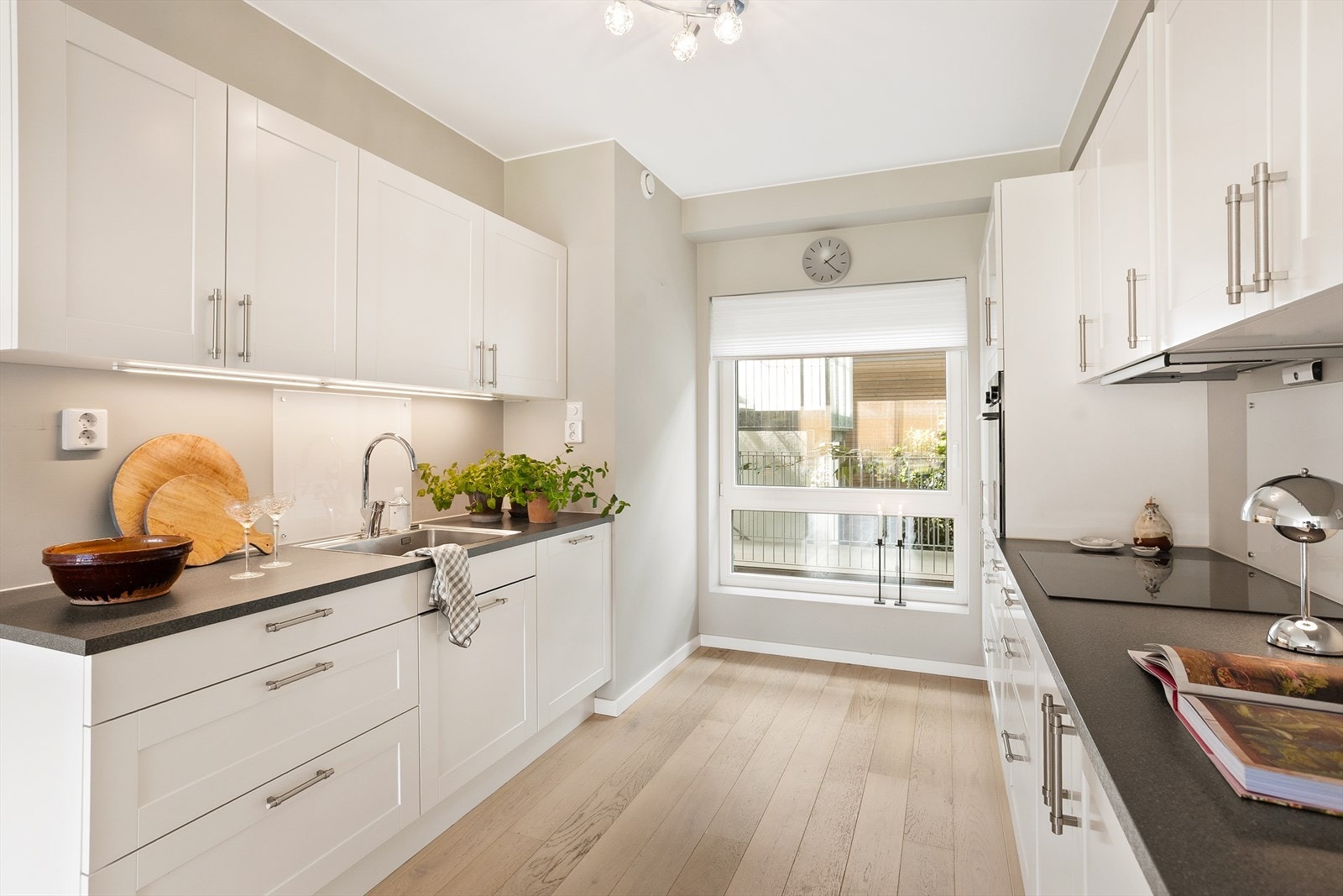 Fin og effektiv kjøkkenløsning med god oppbevaring på begge sider.
Benkeplassen er også god. Galleribilde