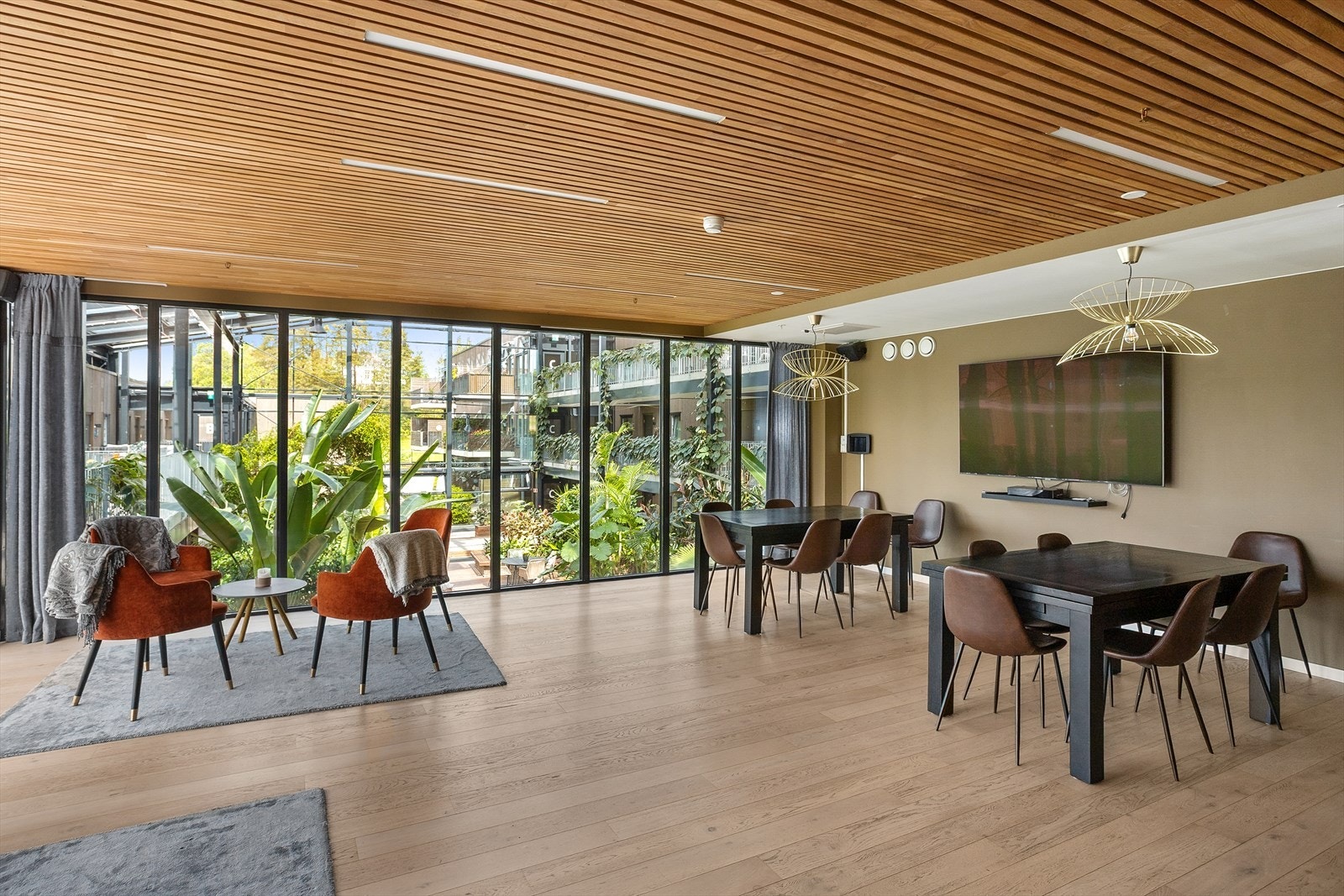 Romslig fellessone med varm atmosfære og vakker utsikt til tropisk helårshage. Galleribilde