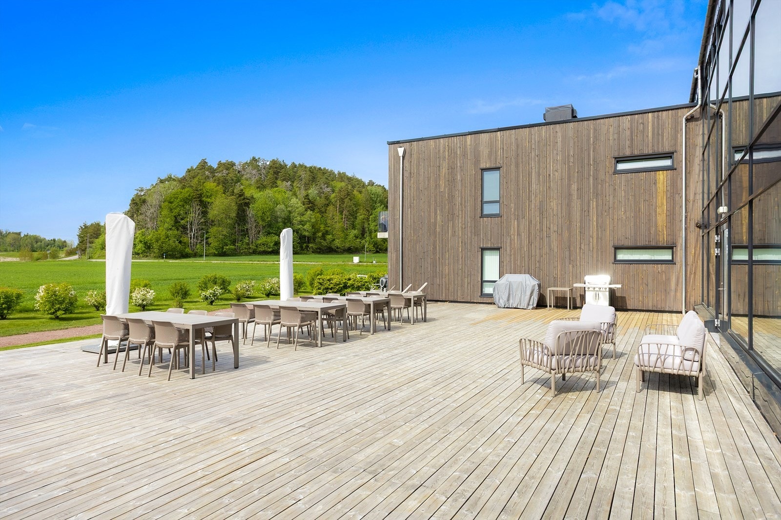 Solrik felles terrasse med sittegrupper og avslappende atmosfære. Galleribilde