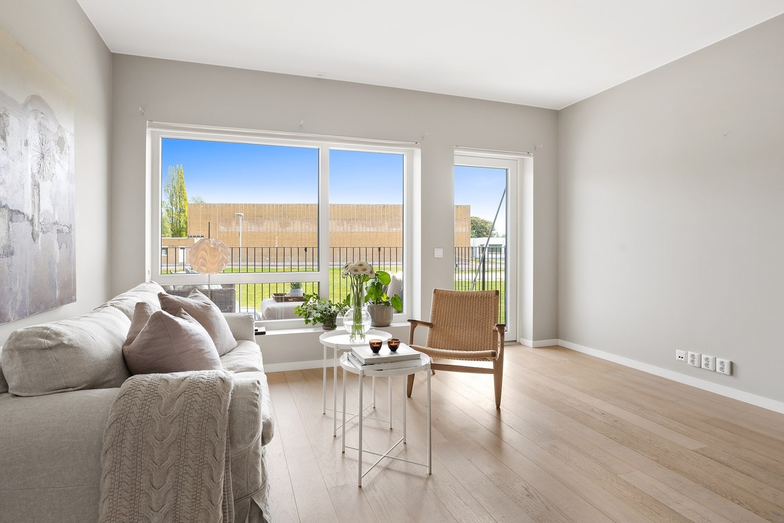 Luftig stue med store vindusflater som slipper inn godt med naturlig lys. Galleribilde