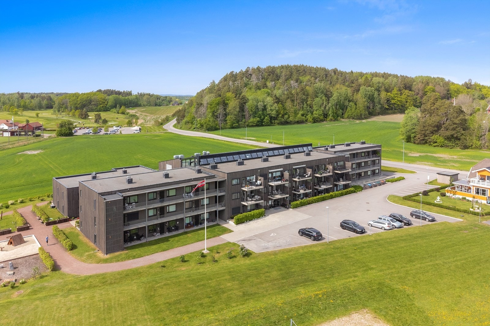 Moderne boligbygg omgitt av vakker natur. Nøtterøy Golfklubb er nærmeste nabo. Galleribilde