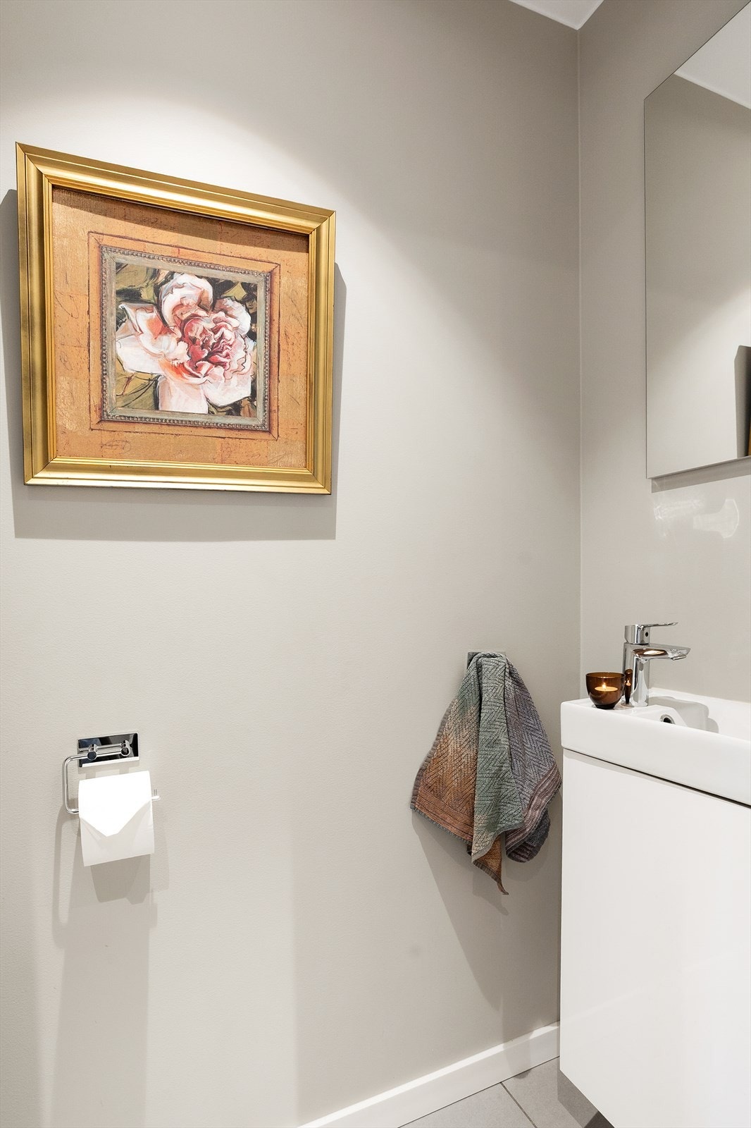 Separat toalettrom ved entreen. Fin innredning også her. Galleribilde