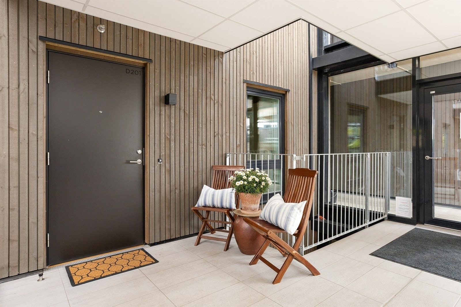 Privat og innbydende inngangsparti med plass til sittegruppe.
Det er heisadkomst opp til leilighetsplanet. Galleribilde