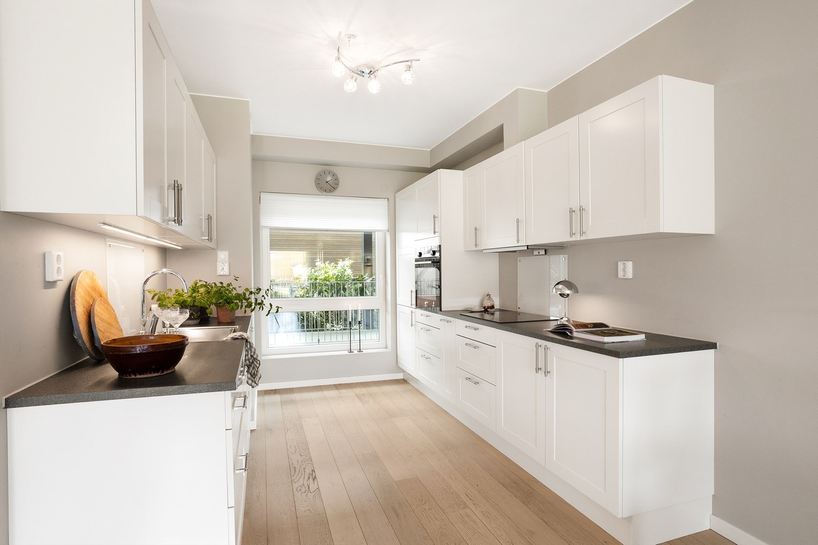 Kjøkkenet fremstår som solid og velholdt. Av integrerte hvitevarer finner man oppvaskmaskin, kjøl-/fryseskap, platetopp og komfyr. Galleribilde