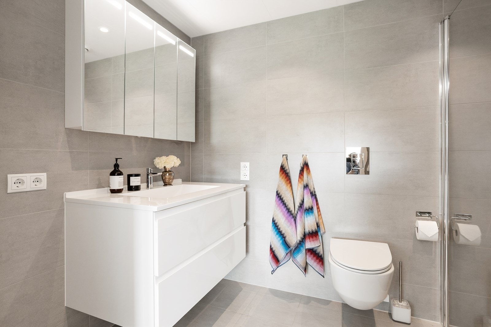 Lekkert bad med moderne fliser og god oppbevaringsplass. Badet har adkomst fra hovedsoverommet. Galleribilde