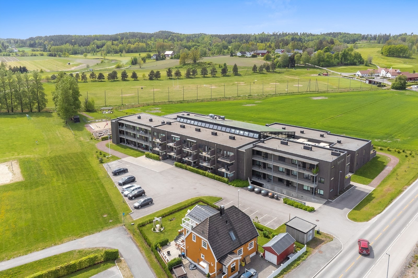 Signaturen er fint beliggende på Borgheim med gangavstand til dagligvare og andre servicefunksjoner. Galleribilde