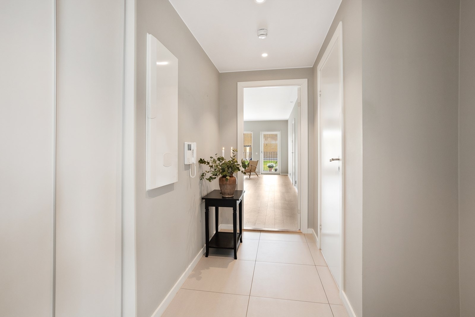 Stilren entré som binder boligen sammen på en elegant måte. Galleribilde